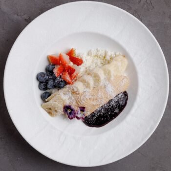 Фермерский творог с муссом из вареной сгущенки и ягодами — Luma bistro & bakery, Тараз