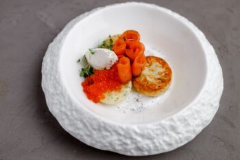 Сырники с лососем гравлакс и крем-сыром — Luma bistro & bakery, Тараз