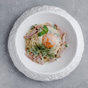 Паста Spaghetti, сливочный соус, копчёная утка, куриный желток — Luma bistro & bakery, Тараз