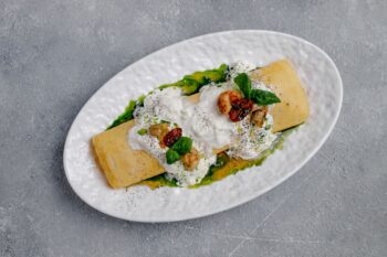 Омлет с креветками, вялеными томатами и страчателлой — Luma bistro & bakery, Тараз