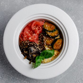 Скрембл с копчёным тунцом и огурцами Kimchi — Luma bistro & bakery, Тараз