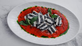 Ravioli с мясной начинкой в томатном соусе — Luma bistro & bakery, Тараз