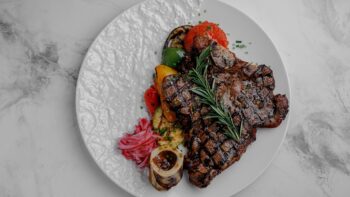 T-Bone стейк, овощи на гриле, маринованный лук, костный мозг — Luma bistro & bakery, Тараз