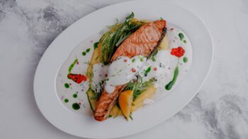 Филе лосося, картофельное пюре, сливочно-икорный соус — Luma bistro & bakery, Тараз