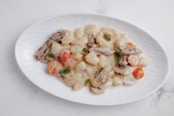 Ньокки Di Patate, сливочно-мясной соус, телятина, томат черри. — Luma bistro & bakery, Тараз