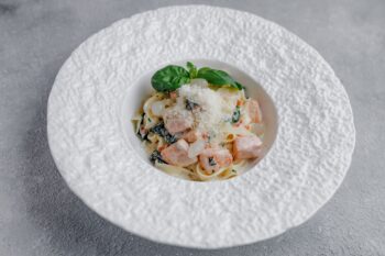 Паста Tagliatelle, сливочно-икорный соус, морские водоросли, филе семги — Luma bistro & bakery, Тараз