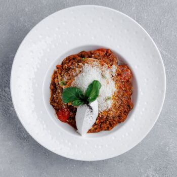 Паста Spaghetti, мясной соус болоньезе, томат черри, сыр Philadelphia — Luma bistro & bakery, Тараз