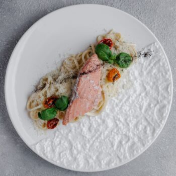 Паста Spaghetti, сливочный соус, лосось Confit, вяленые томаты — Luma bistro & bakery, Тараз