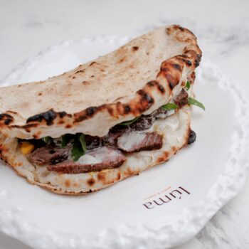 Итальянский Panuozzo Стейк с солёными огурцами — Luma bistro & bakery, Тараз