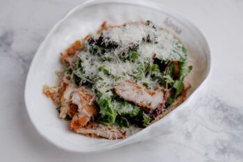 Авторский салат Жульен с куриным шницелем — Luma bistro & bakery, Тараз