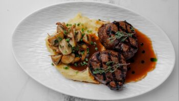 Филе Mignon, картофельное пюре, грибная полента, соус Demi Glace — Luma bistro & bakery, Тараз