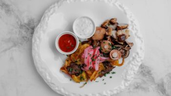 Жареный картофель с телятиной, лесные грибы, маринованный лук, соус дзадзыки — Luma bistro & bakery, Тараз