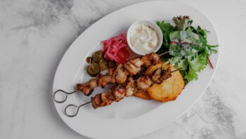 Сувлаки из цыпленка, микс листьев, картофельные крокеты, маринованный лук — Luma bistro & bakery, Тараз