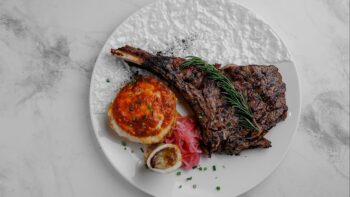 Rib-Eye стейк, картофельный Gratin, маринованный лук, костный мозг — Luma bistro & bakery, Тараз
