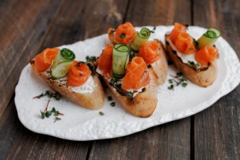 Брускетта с лососем и крем-сыром — Luma bistro & bakery, Тараз