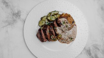 Стейк New York, печёный картофель, салат из маринованных огурчиков, соус pepper — Luma bistro & bakery, Тараз