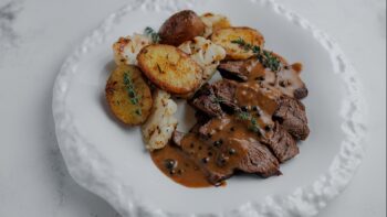 Стейк Striploin, цветная капуста с печёным картофелем, соус pepper — Luma bistro & bakery, Тараз