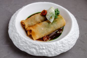 Блины с томлёной телятиной и луковым конфитюром — Luma bistro & bakery, Тараз