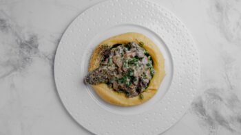 Бефстроганов в сливочно-грибном соусе, тартар из маринованного огурца — Luma bistro & bakery, Тараз