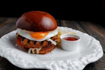 Бургер Brioche Цезарь с салатом ромен — Luma bistro & bakery, Тараз