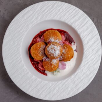 Творожники с домашней сметаной и ягодным вареньем — Luma bistro & bakery, Тараз