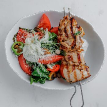 Сувлаки с цыпленком, микс зелени, томаты и греческий йогурт — Luma bistro & bakery, Тараз