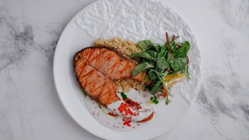 Стейк лосося, птитим, сливочно-икорный соус — Luma bistro & bakery, Тараз