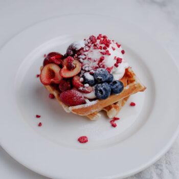 Бельгийские вафли с мороженым и ягодами — Luma bistro & bakery, Тараз