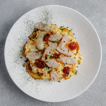Скрембл с жареным картофелем, куриной сосиской и вялеными томатами — Luma bistro & bakery, Тараз
