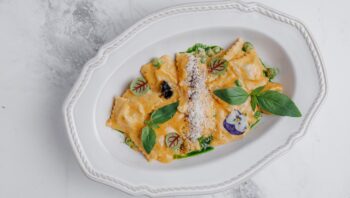 Ravioli с цыпленком в сливочном соусе и зеленым горошком — Luma bistro & bakery, Тараз