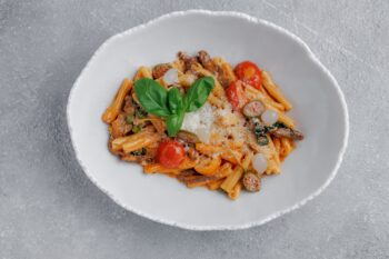 Паста Casarecce, томатный соус, телятина, томат черри, каперсы. — Luma bistro & bakery, Тараз