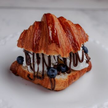 Круассан с нутеллой и сливочным мороженым — Luma bistro & bakery, Тараз