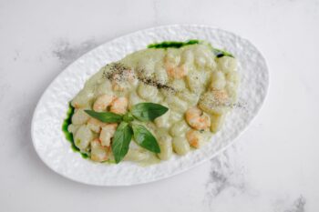 Ньокки Di Patate, сливочный соус с pesto, аргентинские креветки — Luma bistro & bakery, Тараз