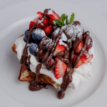 Бельгийские вафли, с ягодами и нутеллой — Luma bistro & bakery, Тараз