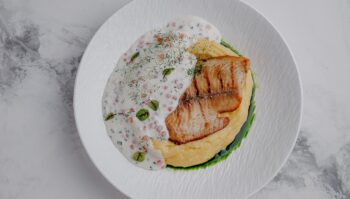 Филе тилапии, картофельное пюре, сливочно-икорный соус — Luma bistro & bakery, Тараз
