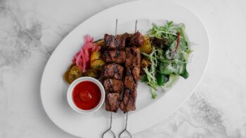 Сувлаки из телятины, микс листьев, деревенский картофель, маринованный лук — Luma bistro & bakery, Тараз