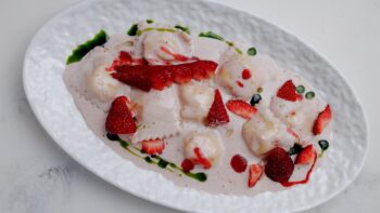 Ravioli с клубникой и сливочным соусом — Luma bistro & bakery, Тараз