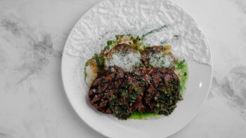 Rib-Eye Choice стейк, печёный картофель с прованскими травами, соус chimichurri — Luma bistro & bakery, Тараз