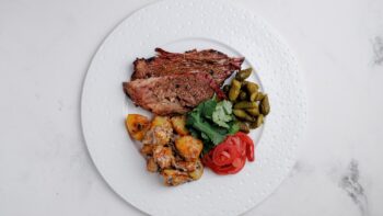 Брискет BBQ, картофель в сливочно-грибном соусе, корнишоны, маринованный лук — Luma bistro & bakery, Тараз