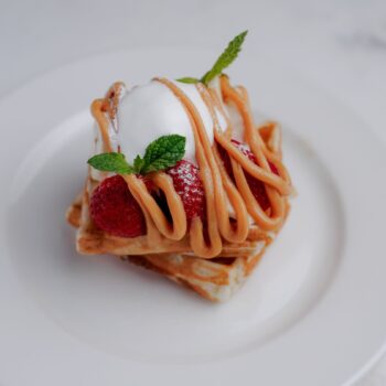Бельгийские вафли с мороженым и соленой карамелью — Luma bistro & bakery, Тараз