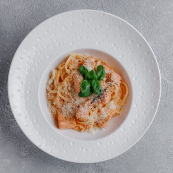 Паста Linguine, сливочно-томатный соус, филе семги. — Luma bistro & bakery, Тараз