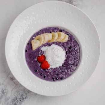 Рисовая каша с черникой, бананом и кокосовым сорбетом — Luma bistro & bakery, Тараз