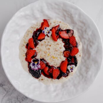 Овсяная каша с лесными ягодами — Luma bistro & bakery, Тараз