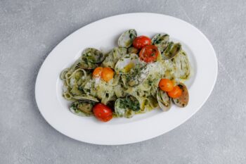 Паста Tagliatelle, соус pesto, молюски вонголе, томат черри — Luma bistro & bakery, Тараз