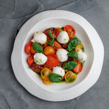 Авторский Caprese с бэби-моцареллой — Luma bistro & bakery, Тараз