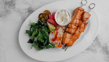 Сувлаки из сёмги, микс листьев, азиатский рис, маринованный лук — Luma bistro & bakery, Тараз