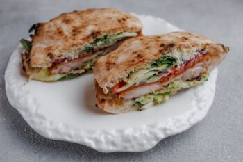 Итальянская Puccia Цыплёнок Sous-Vide с салатом ромен — Luma bistro & bakery, Тараз