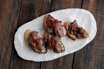 Брускетта с ростбифом и томатами Confit — Luma bistro & bakery, Тараз