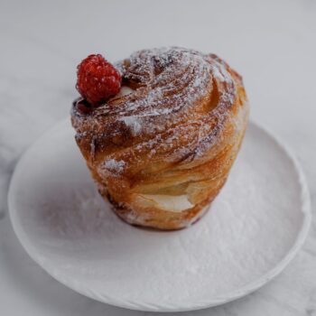 Краффин с клубничным джемом — Luma bistro & bakery, Тараз