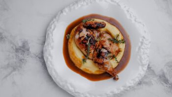 Цыпленок sous-vide, картофельное пюре, соус Жю — Luma bistro & bakery, Тараз